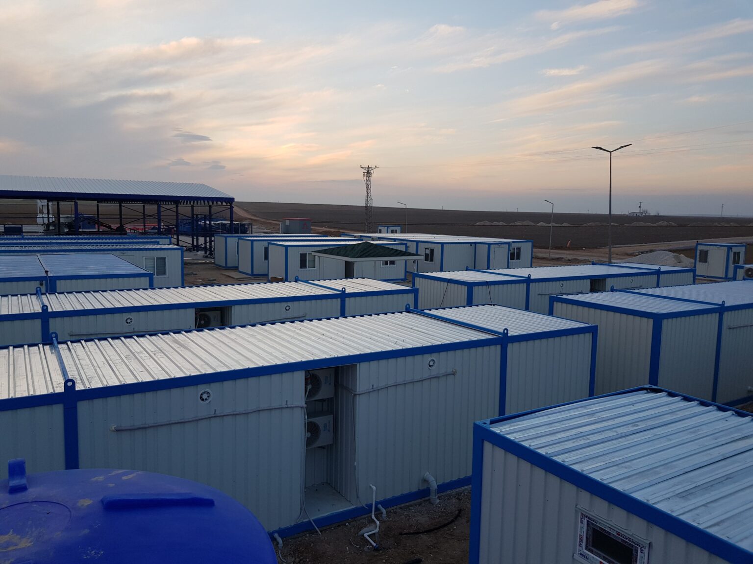Şantiye kampı — konteyner birimler ve çelik çatı