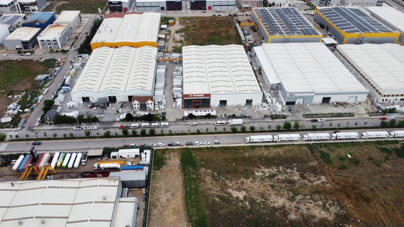 Fabrika yerleşkesi havadan — üretim holleri ve depolama alanı