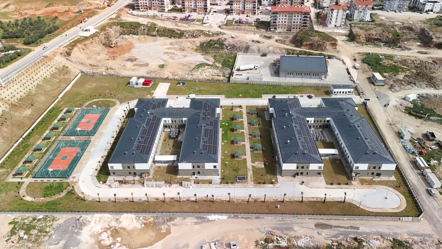 Yurt yerleşkesi havadan — bloklar ve spor sahası