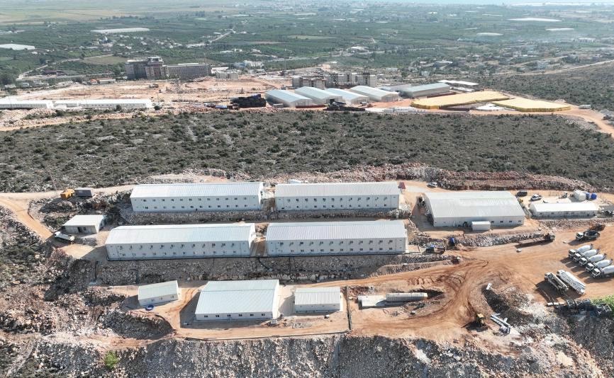 Konteyner yerleşke havadan — zeytinlik içinde