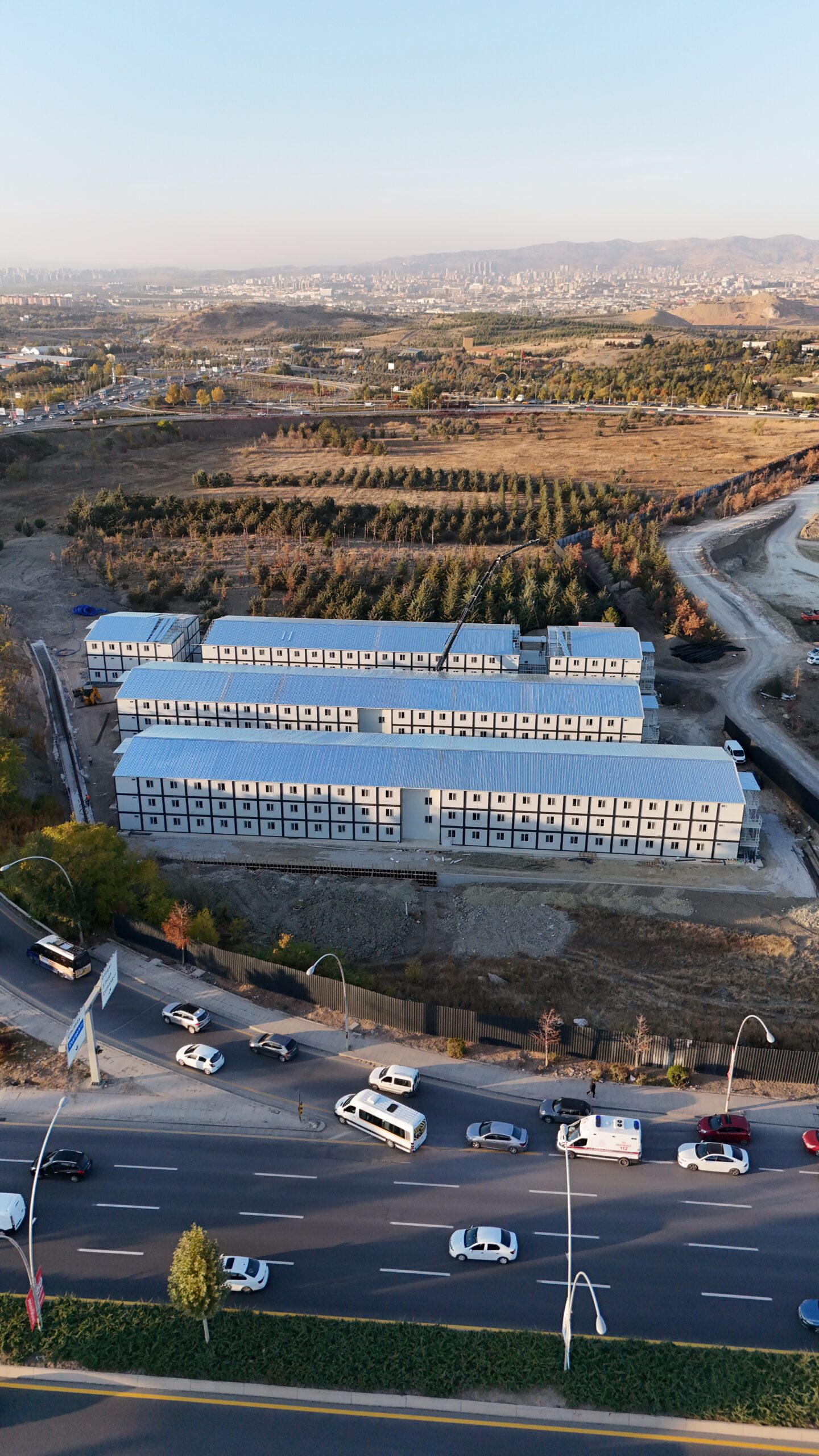 Yol kenarında iki katlı konteyner şantiye ofisi havadan