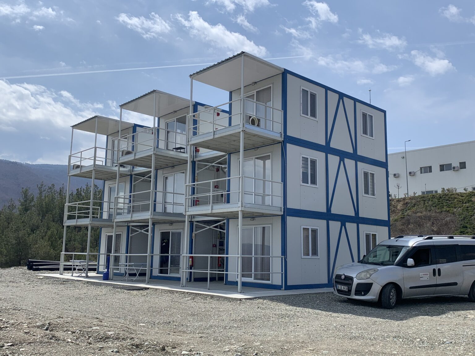 Üç katlı konteyner blok — dış merdivenli