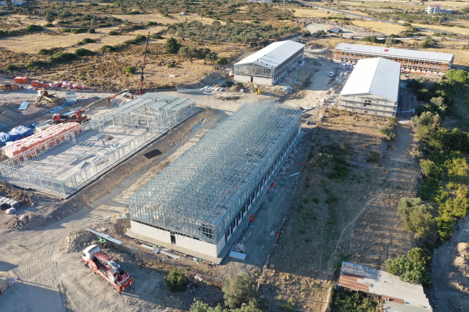 Göl kıyısında prefabrik yerleşim havadan