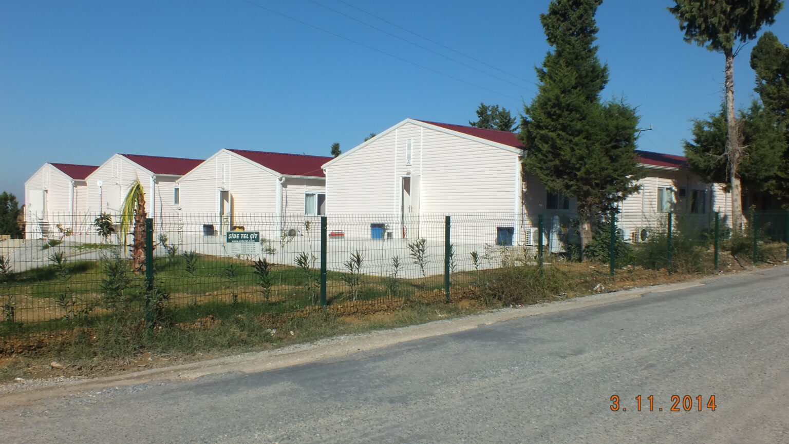 Prefabrik yapılar — yol kenarı