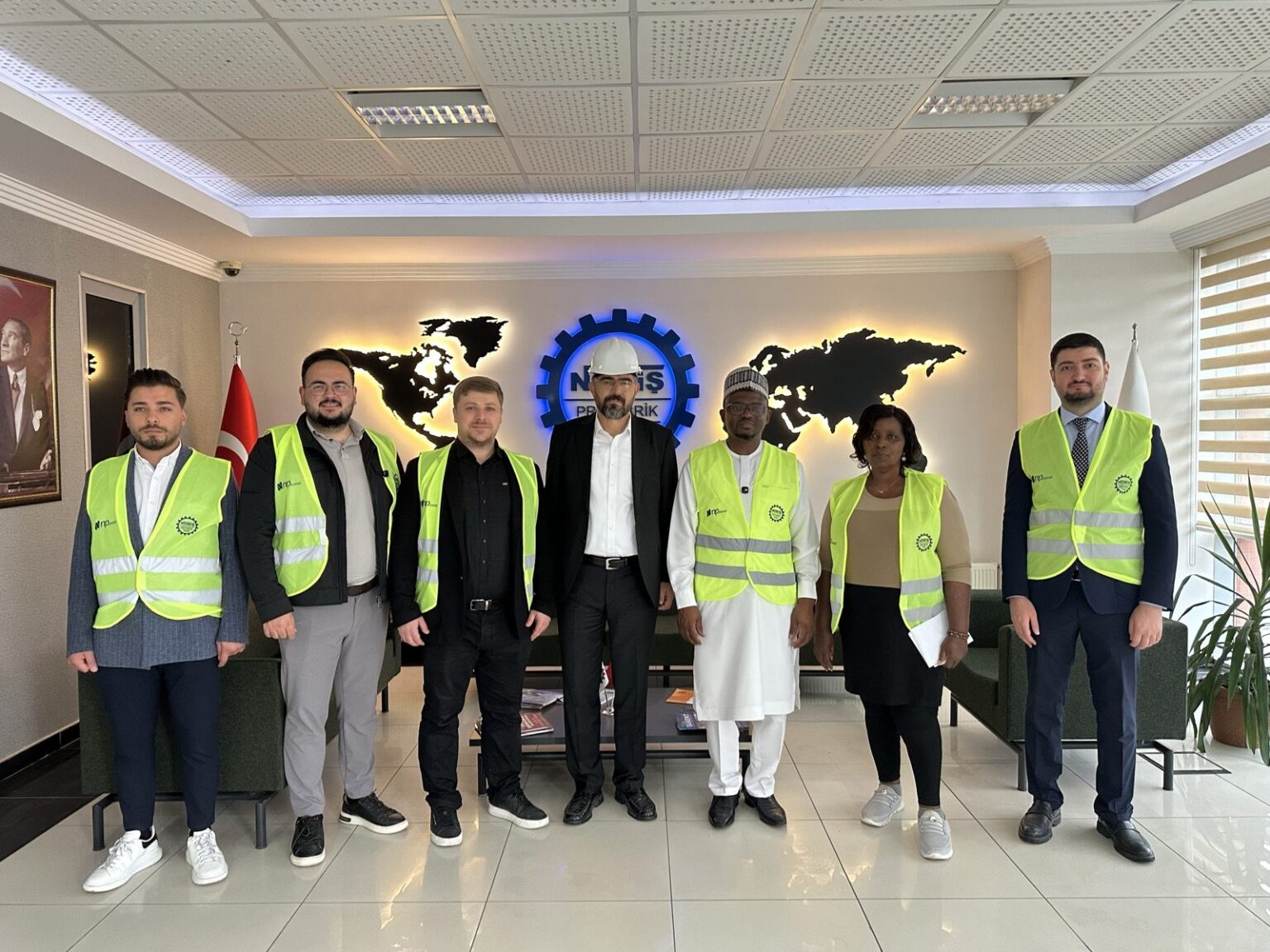 Gana Büyükelçisi ile Nuriş Prefabrik Yönetim Kurulu Başkanı tokalaşırken
