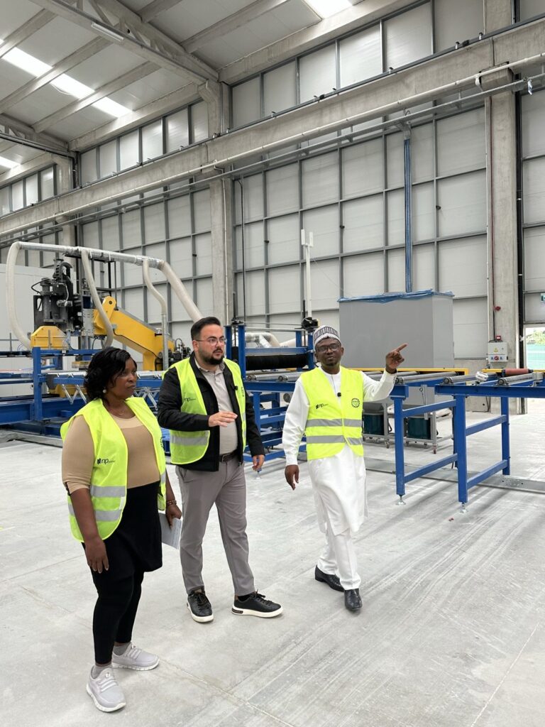 Gana heyeti Nuriş Prefabrik üretim hattını incelerken