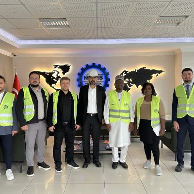 Gana Büyükelçisi ile Nuriş Prefabrik Yönetim Kurulu Başkanı tokalaşırken